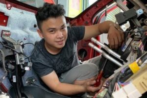 Ý chí vươn lên trở thành chủ xưởng sửa chữa ô tô từ một cậu bé đánh giày