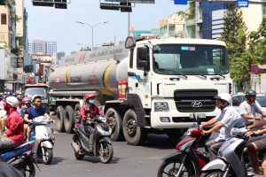 Hà Nội chỉ đạo tăng tần suất xe téc “tiếp tế” xăng dầu