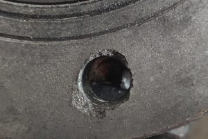Van bi xe bồn xăng dầu bị hỏng lỗ bắt ốc