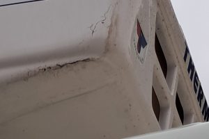 Vỏ thùng máy lạnh nhựa composite bị vỡ phải làm sao?